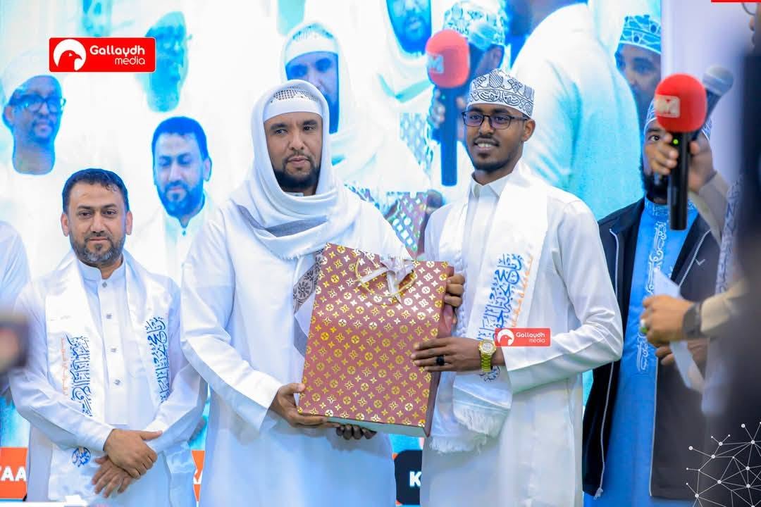 تقديم هدية تكريمية خلال الحفل