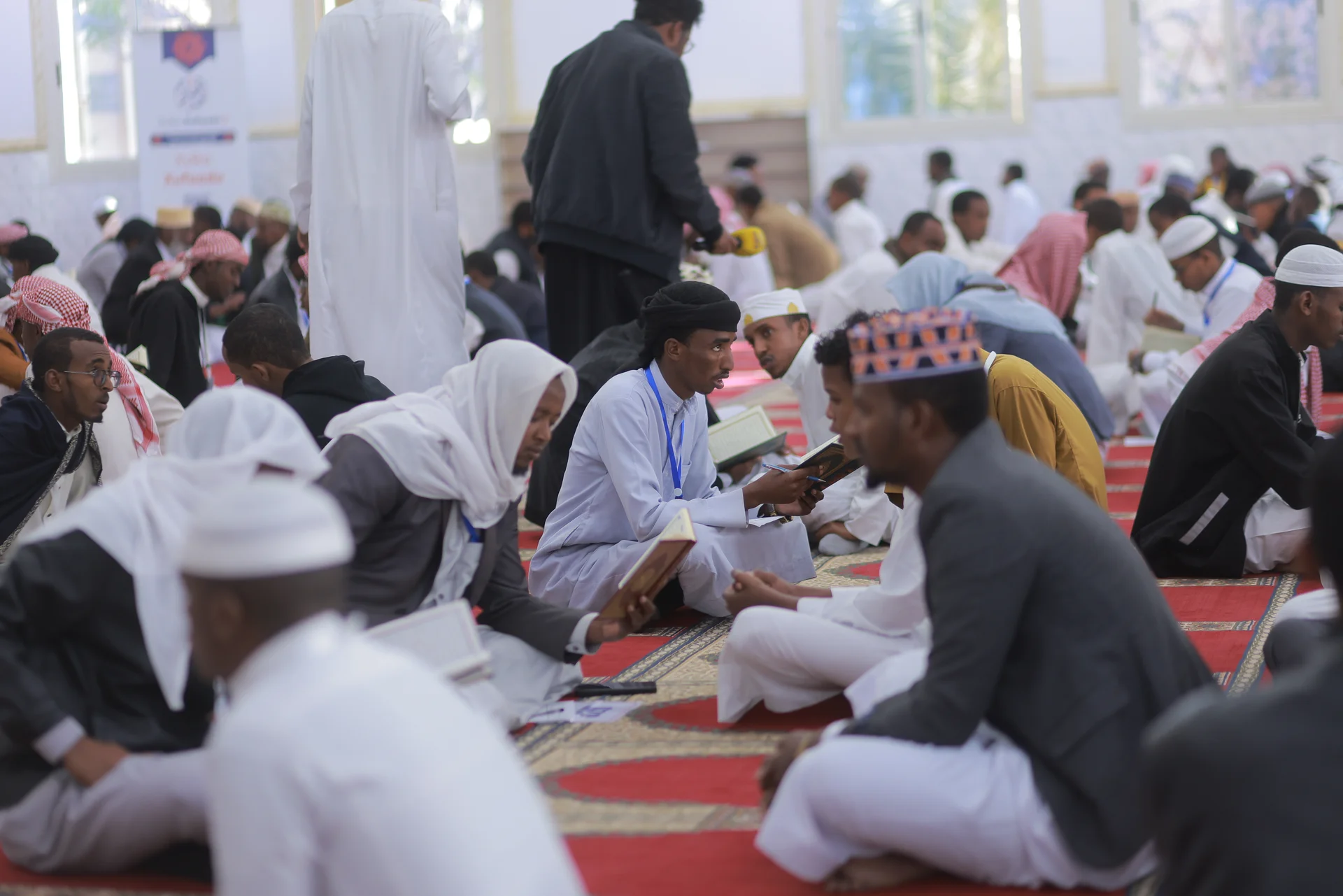 طلاب يتدارسون القرآن في يوم الختم